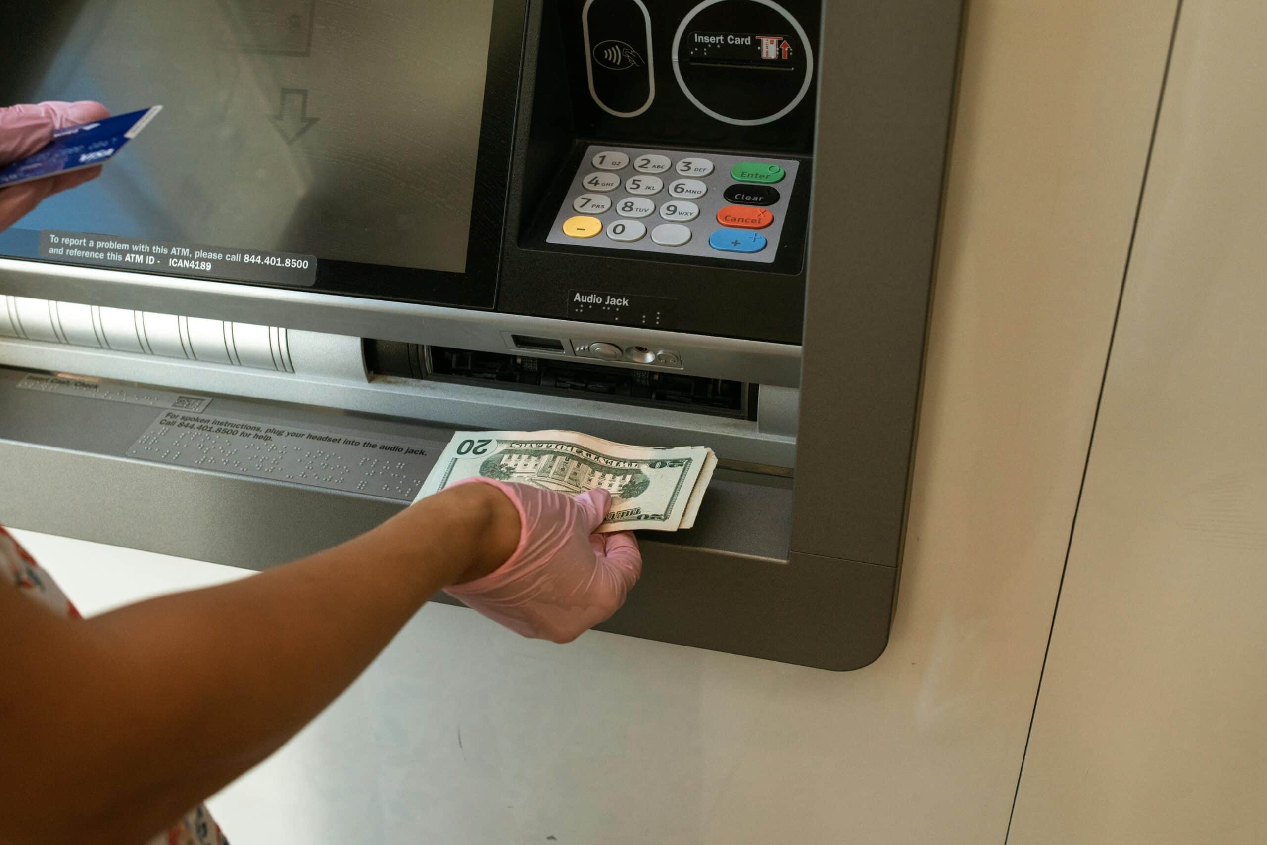 Imagen 1: "Cajero automático con dinero".